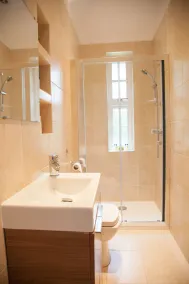 Renovated gatekeepers cottage situated in peaceful, private gardens - Image 3