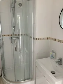 Highcliffe holiday flat with parking - Image 2
