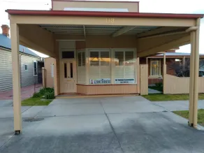 COSY ACCOMMODATION  located in the main street CENTRAL to shops and CAFES - Image 4