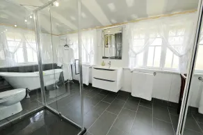 Rest relax in elegant surroundings very close to town with FREE Wifi and Netflix - Image 5