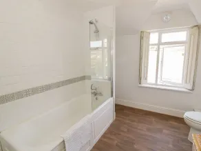 MEADOW VIEW, pet friendly, with a garden in Banbury - Image 5