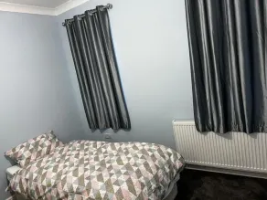 Exciting 4 Bedroom Bungalow in Greater London Sleeps 6 - Image 2