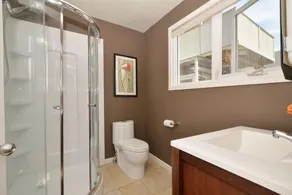 Casa de ônibus jardim privado com uma cama king size, cozinha completa + pátio privado - Image 2