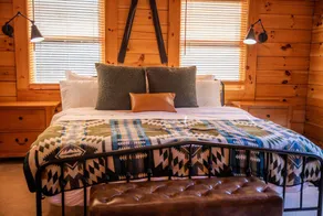 Luxe Snowshoe cabin with hot tub & mountain views - Image 2