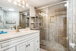 Nicely Decorated 2BR/2Bath Unit - 1 Block from the Beach - Image 2