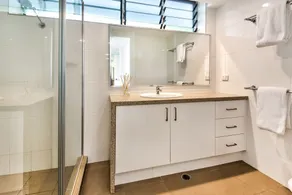 2 bedroom ground floor apartment - Image 2