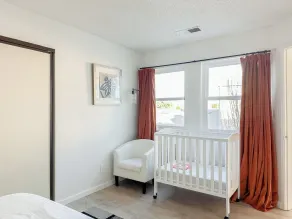 Maison de 3 chambres située au centre avec une vue sereine sur les collines. Pas de voisins arrière! - Image 2