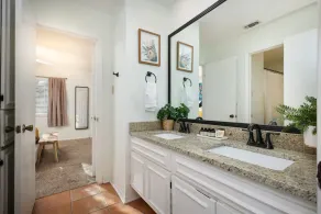 Minutes from airport, hot tub, pool, mini golf, game room - Image 4