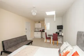 NEWLY REFURBISHED Studio, 20 mins to London Bridge - Image 3