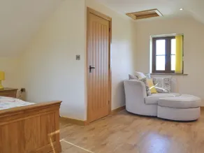 2 bedroom accommodation in Chard - Image 4
