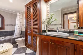 Air-conditioned country house with Wi-Fi, pool, garden, terrace, and balcony - Image 2