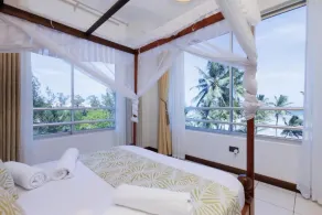 Beachfront Luxury Apartment - Image 3