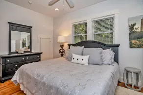 Live oak views from this 3 bedroom cottage; 2 golf carts and peaceful screened in porch - Image 5