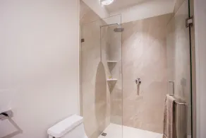 Top-Floor 2BR w/ Skyline Views, Pool & Gym - Image 4