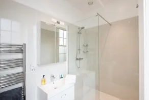 Frederick Street Apartment  -  sleeps 11 guests  in 5 bedrooms - Image 2