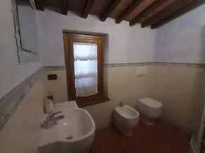 Pace e tranquillità abitano qui: casa colonica immersa nel verde. - Image 3
