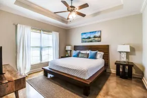 Pet friendly,king bed,jacuzzi tub,separate shower - Image 4