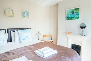 Maison mitoyenne victorienne récemment rénovée avec trois chambres et une vue imprenable sur les marais et la mer. Il surplombe les marais salants avec un accès direct au sentier côtier depuis le jardin. Il est joliment meublé à un niveau élevé, avec s... - Image 5