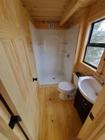 Picturesque Waterfront Log Cabin - Image 2