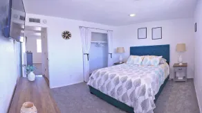 Clean & quiet retreat with private backyard near shopping & trails. - Image 5