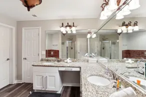 Beautiful 9 bedroom home 20 mins from Airport and Downtown - Image 5