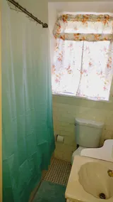 Mini Mansion rental suite, close to public transportation, train / buses - Image 5