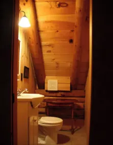 Capanna di tronchi sul lago accogliente e affascinante sul lago Cupsuptic (Rangeley, ME) - Image 4