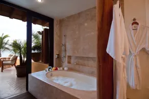 Domaine de luxe de trois acres sur une plage privée avec des jardins luxuriants et un personnel de cinq personnes - Image 2