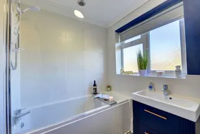 Inspire Homes 2-Bed Sleeps 5 near Leamington & M40 - Image 3