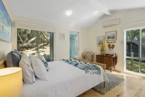 CAPTIVATING CENTENARY BEACH HOUSE IN BLAIRGOWRIE - Image 5