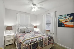 Lake front home - Image 4