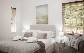 Renovated gatekeepers cottage situated in peaceful, private gardens - Image 5