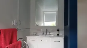 Modernes, stilvolles Apartment mit 2 Schlafzimmern für 4 Personen, kostenlosem WLAN und Parkplatz abseits der Straße - Image 3