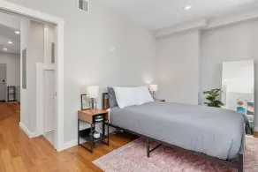 OTR off Vine St, Lux Queen Bed, Wifi, Smart TV, Sleeps 3ppl, 3rd Fl - Image 5