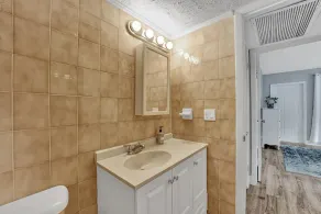 ⭐Only 5 Minutes To Beach ⭐ Downtown, Fast Wi-fi, Free Parking, Outdoor Grill - Image 3
