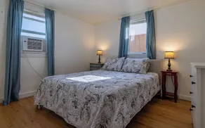Just blocks from downtown! Cozy 2-bed, 1-bath home - sleeps 4. - Image 5