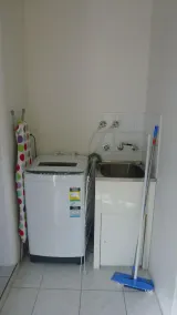 Funky stor enbäddslägenhet med balkong och bra uteservering - Image 2