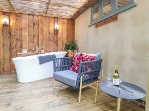 YEW TREE FARM STABLE, WORLINGWORTH, pet friendly in Framlingham - Image 2