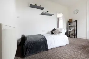 1 Bedroom Apartment with sofa bed (Max 4 people), short walk to Falmouth's beaches, private parking - Image 5