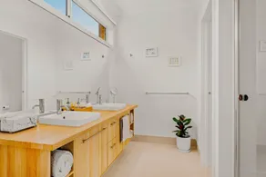 Four bedroom luxury modern home, walk to beach, free WIFI - Image 3