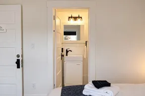 Irish Point Suite | Enjoy Sunrise Views | Private room with Ensuite - Sleeps 2 - Image 4