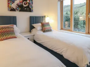 2 Garden Apartment - Image 5