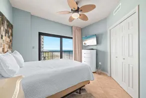 Gulf-front condo with spacious balcony resort amenities and cheerful interior - Image 4