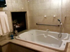 Romantisches Spa-Erlebnis im luxuriösen Creekside Honeymoon Cottage in den Landungen - Image 4