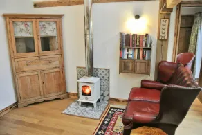 Nest Holiday Hideaway Wren Cottage-Beautiful Location in the Long Mynd Area of Outstanding Natural Beauty- WHIRLPOOL JACUZZI BATH! - Image 2