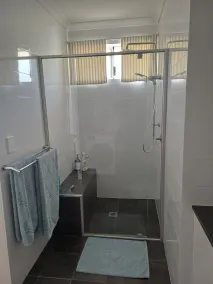 Cosy granny flat only 2 minute walk to beach with off street parking - Image 4