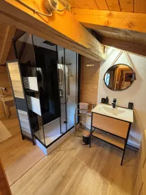 CHALET FAMILIAL AU PIED DES PISTES ET COMMERCES - Image 4