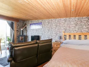 BLACKBRAE CABIN, romantic, luxury holiday cottage in Coatbridge - Image 5