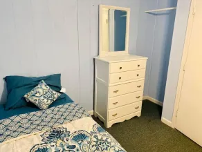 Relaxing Ocean Block Retreat - Unbeatable Location, Free Parking, Outdoor Shower - Image 4