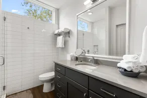 Modern 2 Bedroom Home near UT  - Walk to bars and restaurants! - Image 3